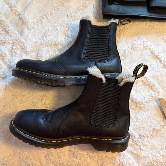 Dr. Martens Faux Fur Lined, Leather Chelsea Boots EU size 41. - Picture 2 of 6